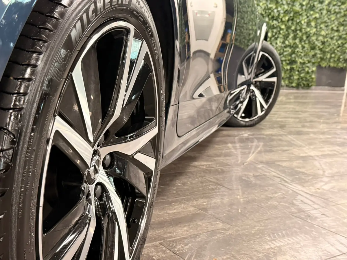 T6 AWD Recharge Plus Dark | Schuifdak | 360 Camera | Harman Kardon | Adaptieve Cruise Control | Stoelverwarming voor+achter | Stuurwielverwarming | 19 Inch | Full LED  Meesturende koplampen 