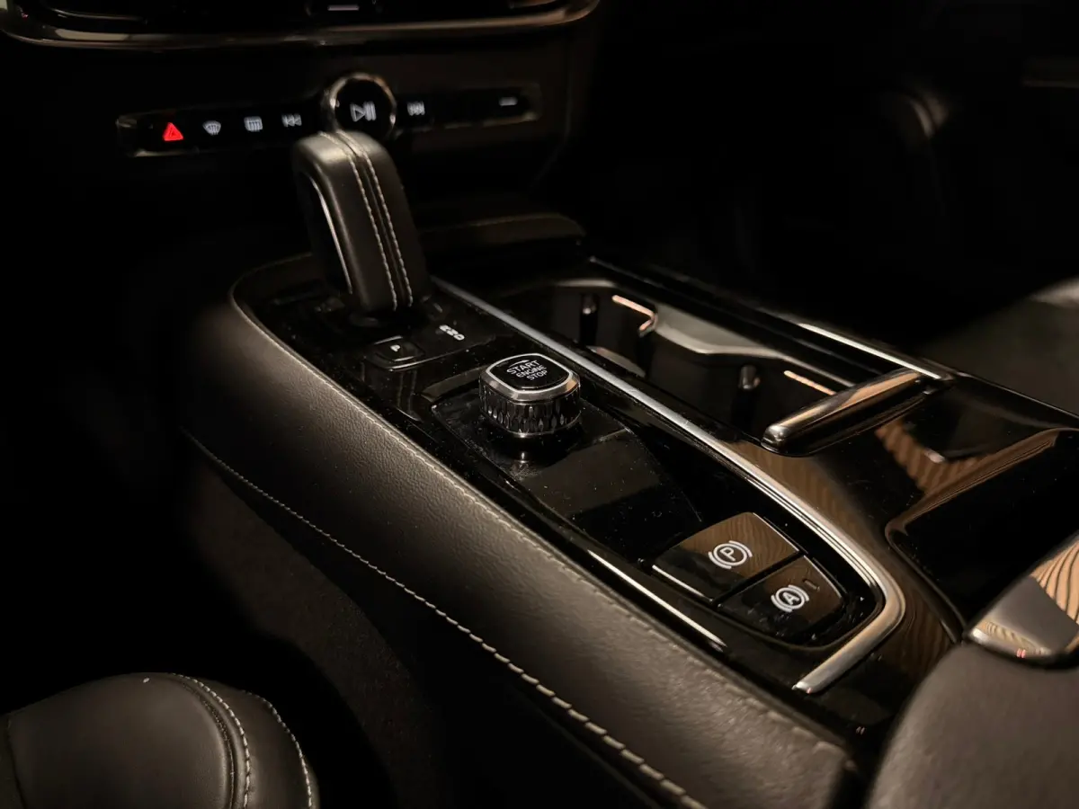 T6 AWD Recharge Plus Dark | Schuifdak | 360 Camera | Harman Kardon | Adaptieve Cruise Control | Stoelverwarming voor+achter | Stuurwielverwarming | 19 Inch | Full LED  Meesturende koplampen 
