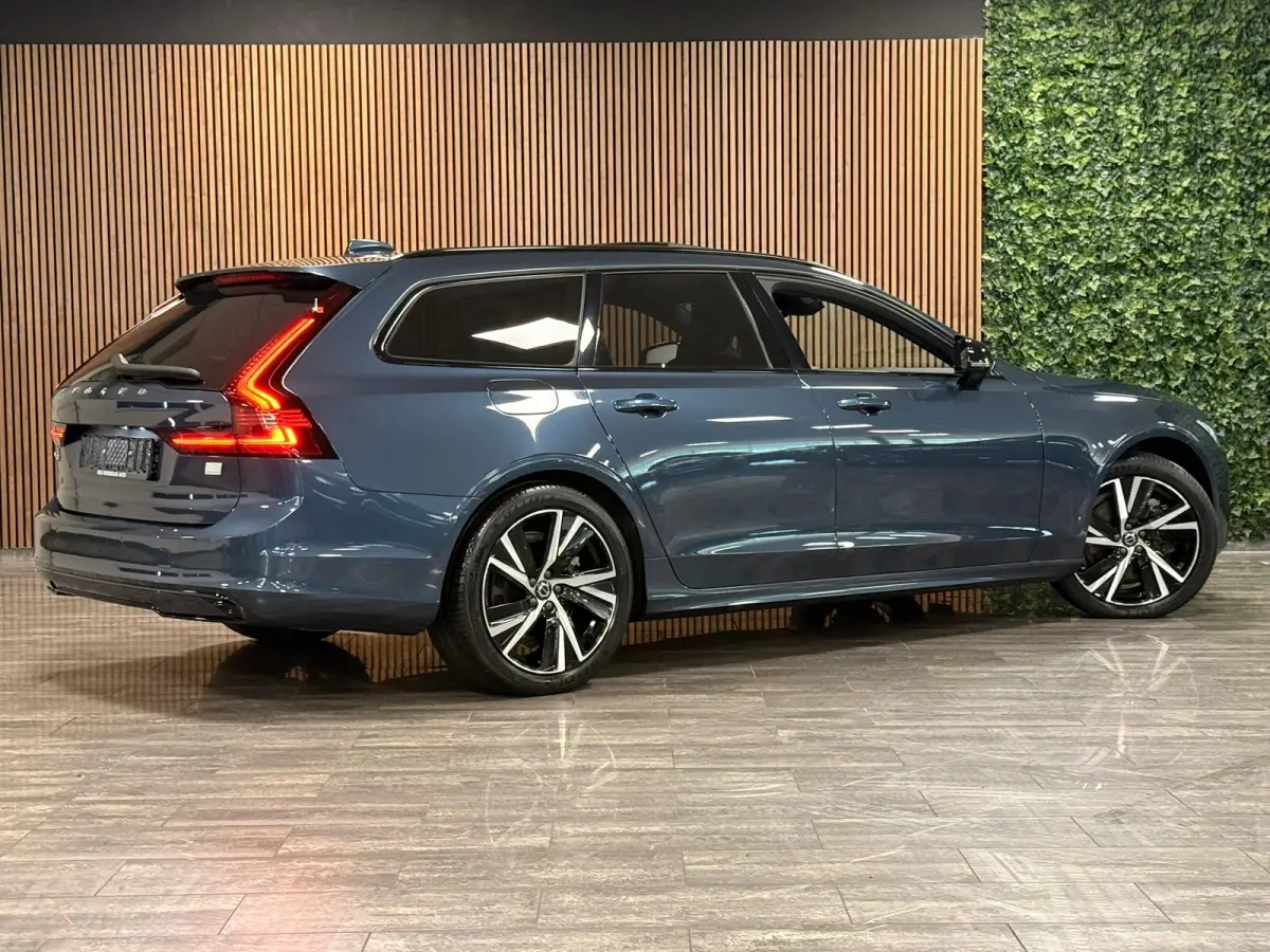 T6 AWD Recharge Plus Dark | Schuifdak | 360 Camera | Harman Kardon | Adaptieve Cruise Control | Stoelverwarming voor+achter | Stuurwielverwarming | 19 Inch | Full LED  Meesturende koplampen 