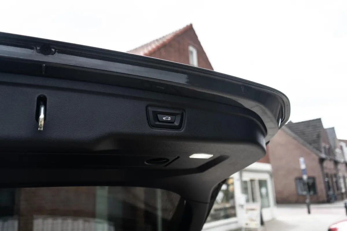 318i High Executive M-Sport Pano / Camera / Ambi