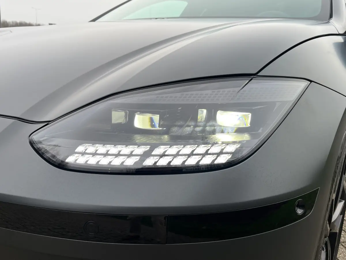 Business 77.4 kWh 229pk | Premium Audio | Adaptive cruise controle | Dodehoek detectie | Elektrische achterklep | Head-up display | 360 graden camera | Stoelverwarming | Warmtepomp | Bestuur
