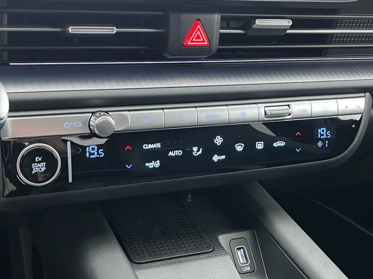 Business 77.4 kWh 229pk | Premium Audio | Adaptive cruise controle | Dodehoek detectie | Elektrische achterklep | Head-up display | 360 graden camera | Stoelverwarming | Warmtepomp | Bestuur