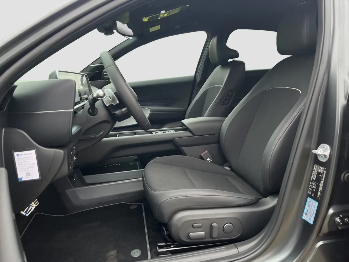 Business 77.4 kWh 229pk | Premium Audio | Adaptive cruise controle | Dodehoek detectie | Elektrische achterklep | Head-up display | 360 graden camera | Stoelverwarming | Warmtepomp | Bestuur
