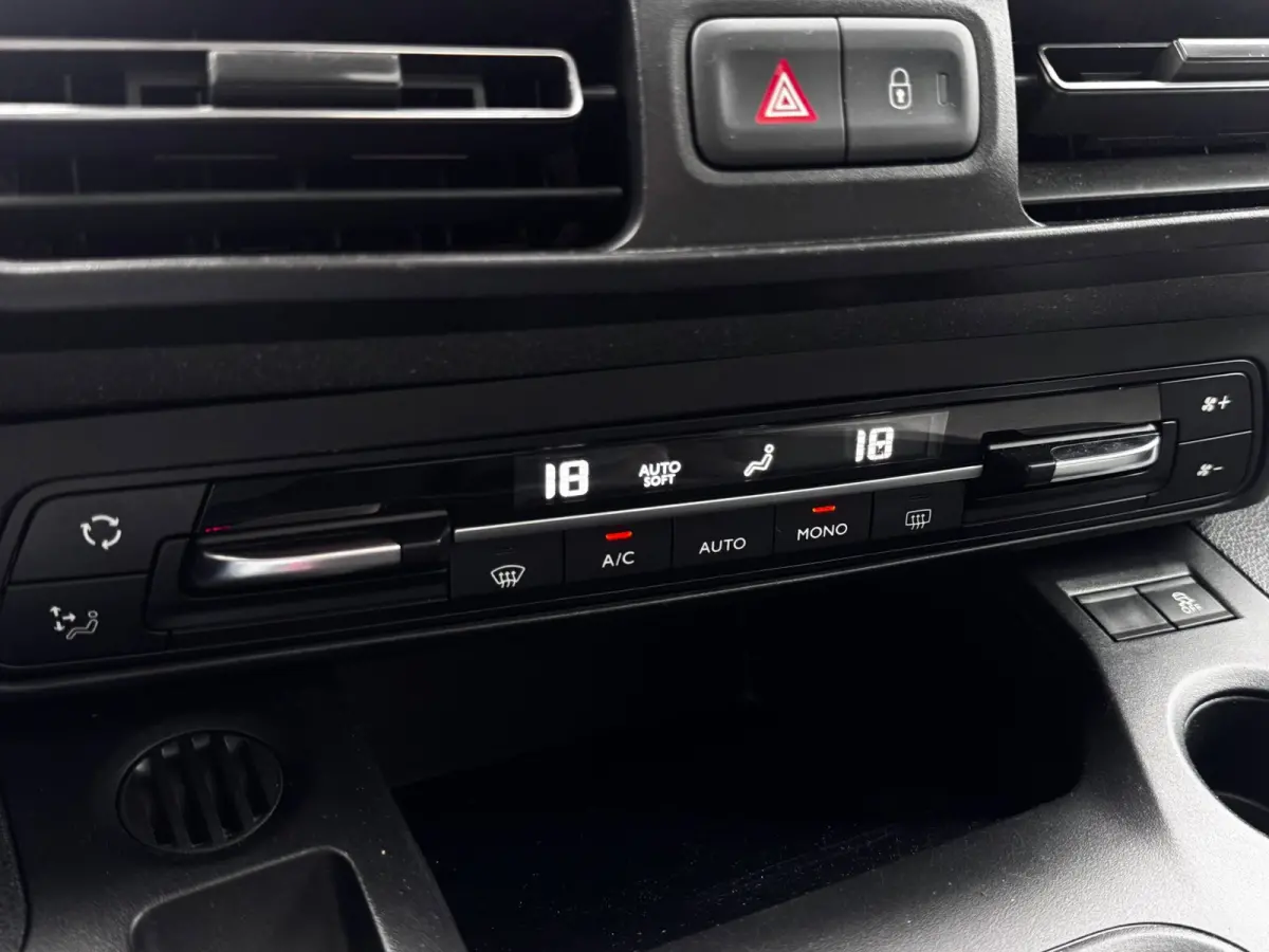 1.2 PureTech Shine | Panoramadak | Distributieriem vervangen | Camera | Navi by App | HUD | Climate Control