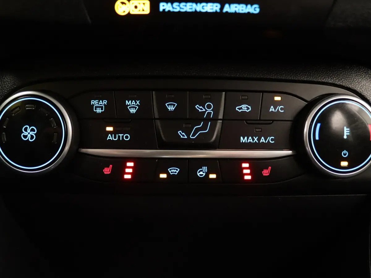 125pk EcoBoost Hybrid Titanium Apple Carplay/Android Auto | Climate