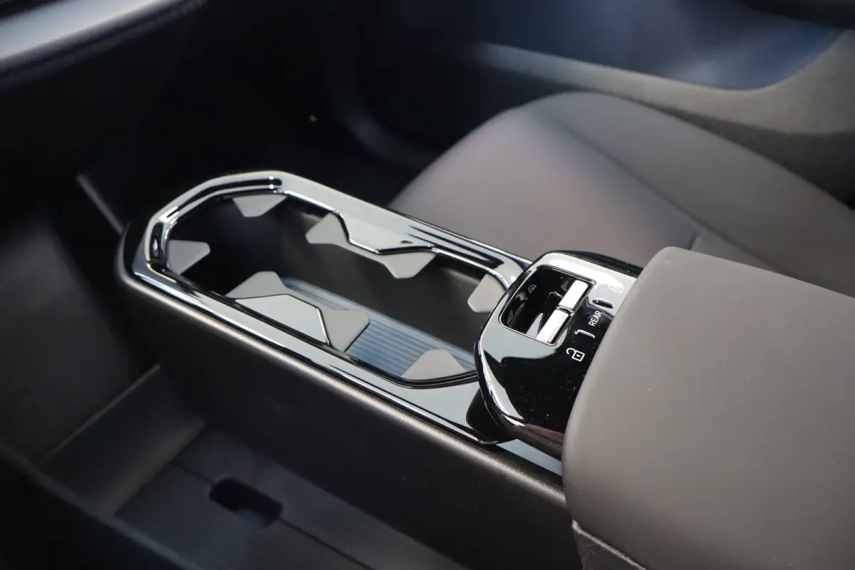 P5 Long Range 272PK Europa Plus 69kWh | Getint Glas | Power Seats | Stoelverw | HK Audio | Achteruitrijcamera | Armsteun voor | Audio installatie premium