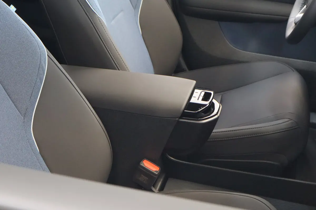 P5 Long Range 272PK Europa Plus 69kWh | Getint Glas | Power Seats | Stoelverw | HK Audio | Achteruitrijcamera | Armsteun voor | Audio installatie premium