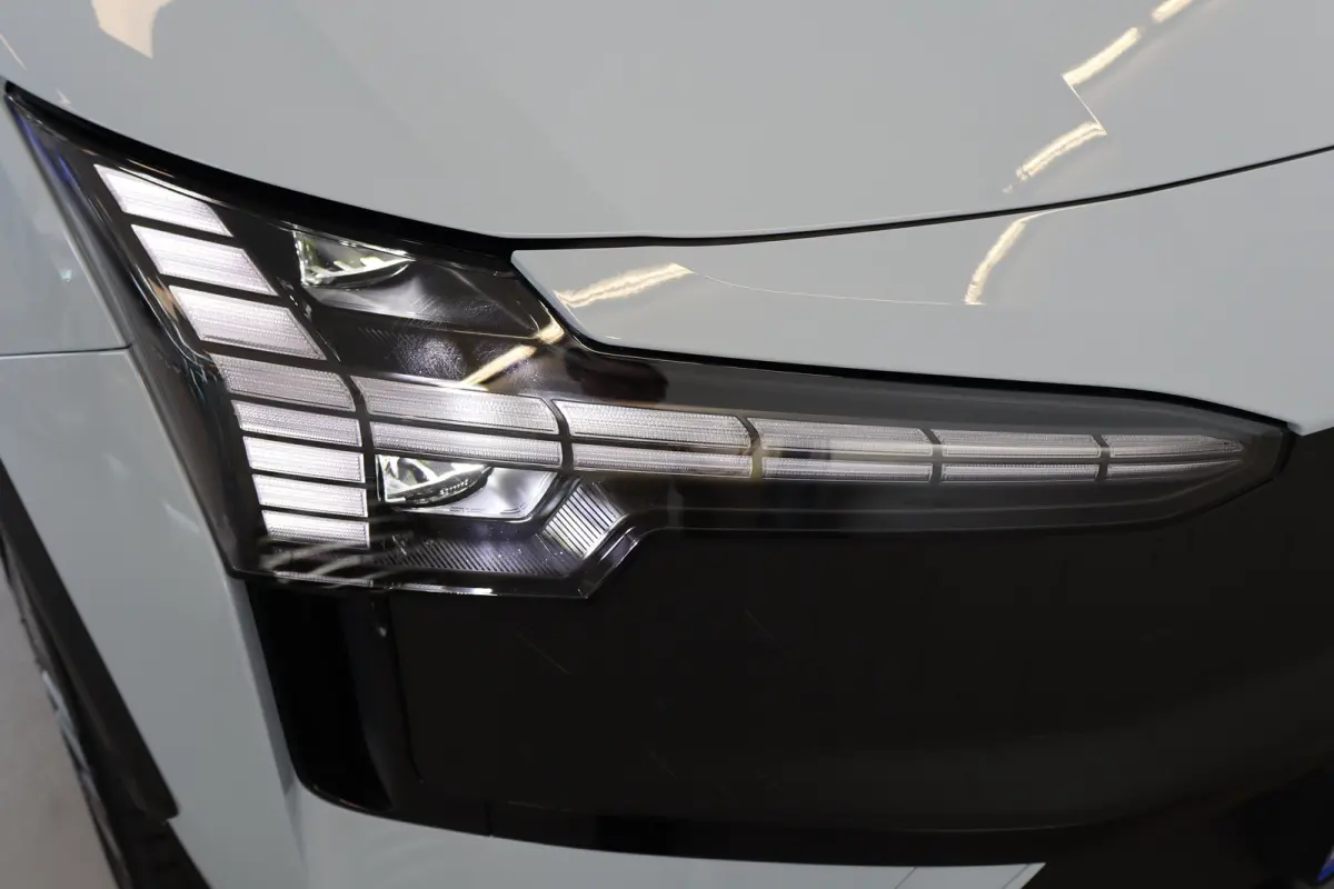 P5 Long Range 272PK Europa Plus 69kWh | Getint Glas | Power Seats | Stoelverw | HK Audio | Achteruitrijcamera | Armsteun voor | Audio installatie premium