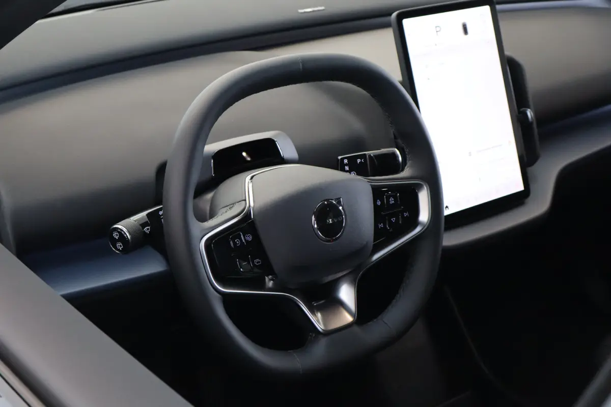 P5 Long Range 272PK Europa Plus 69kWh | Getint Glas | Power Seats | Stoelverw | HK Audio | Achteruitrijcamera | Armsteun voor | Audio installatie premium