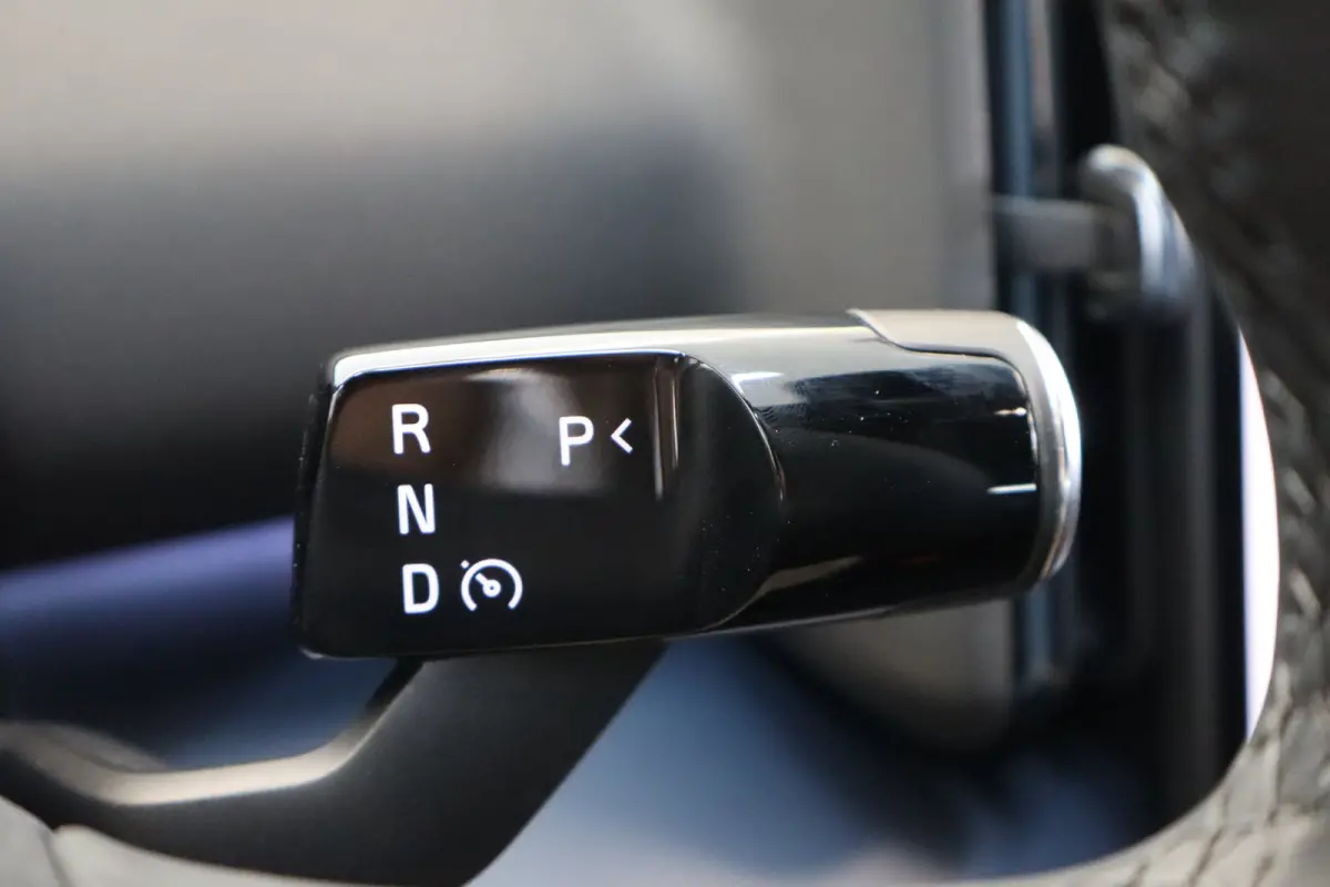P5 Long Range 272PK Europa Plus 69kWh | Getint Glas | Power Seats | Stoelverw | HK Audio | Achteruitrijcamera | Armsteun voor | Audio installatie premium