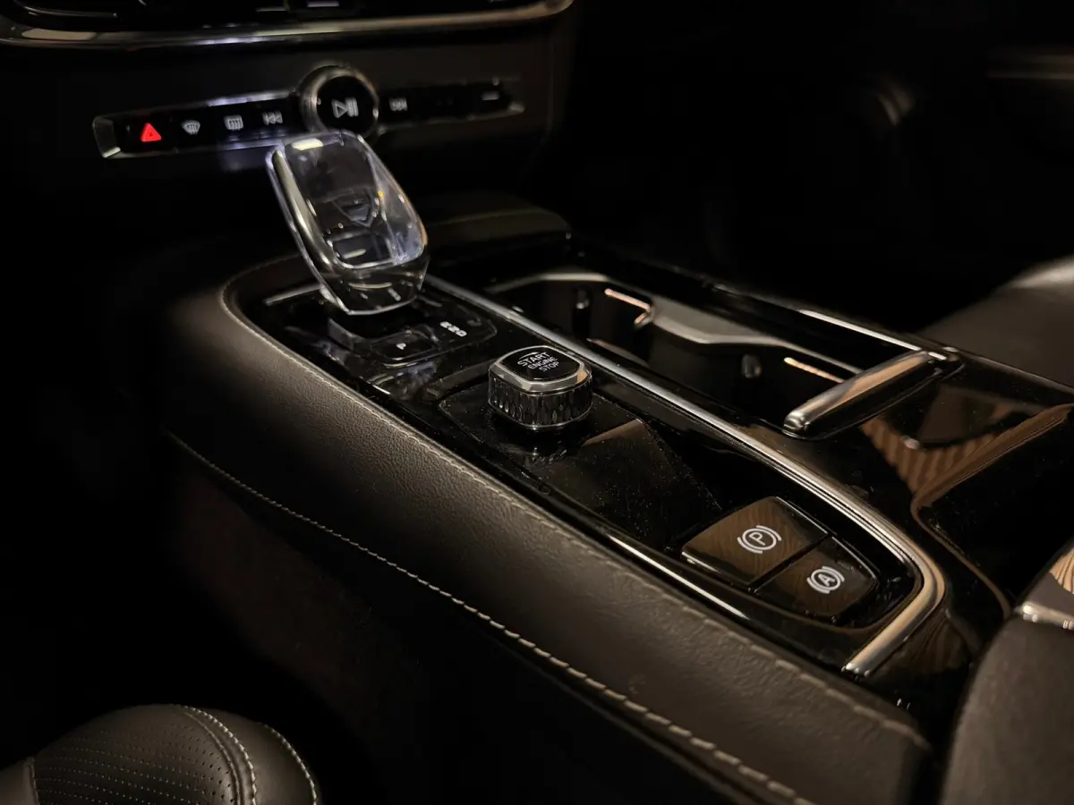 T8 AWD Plus Dark Long Range | Schuifdak | Harman Kardon | 455pk | Adaptieve Cruise Control | Stoelverwarming voor+achter | Stuurwielverwarming | 19 Inch | Full LED  Meesturende koplampen | P