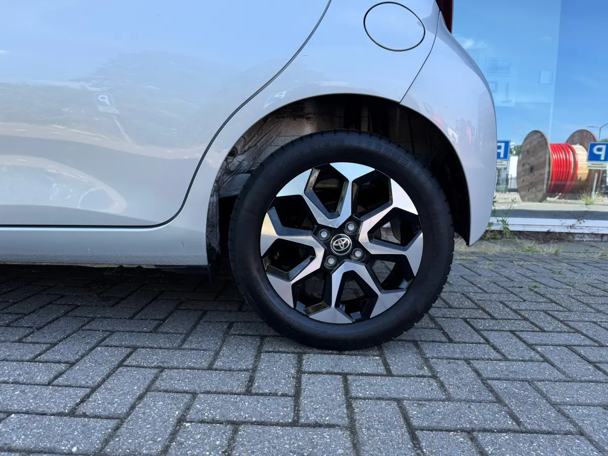 1.0 VVT-i x-joy - Automaat - Climate - Trekhaak - Media - Org.NL
