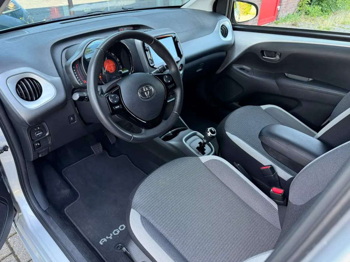 1.0 VVT-i x-joy - Automaat - Climate - Trekhaak - Media - Org.NL