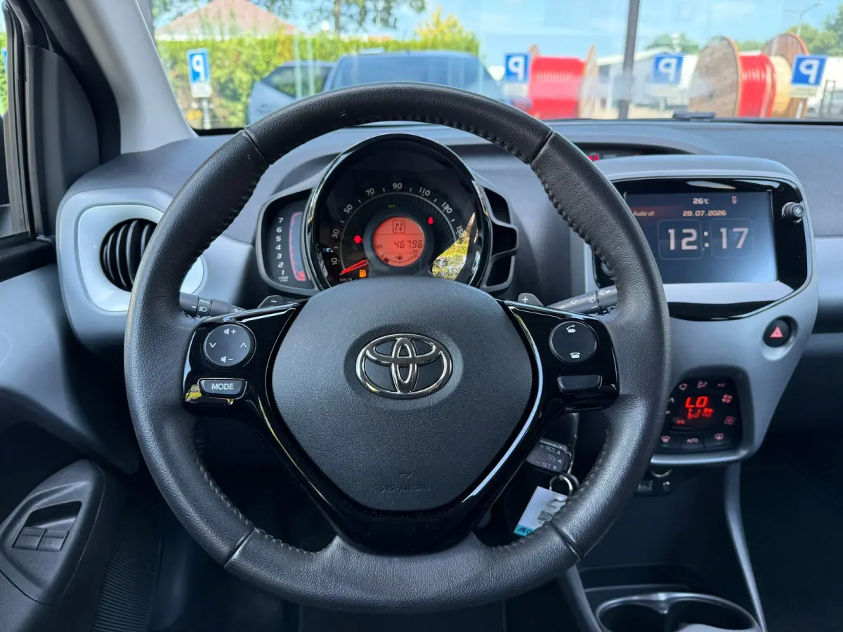 1.0 VVT-i x-joy - Automaat - Climate - Trekhaak - Media - Org.NL