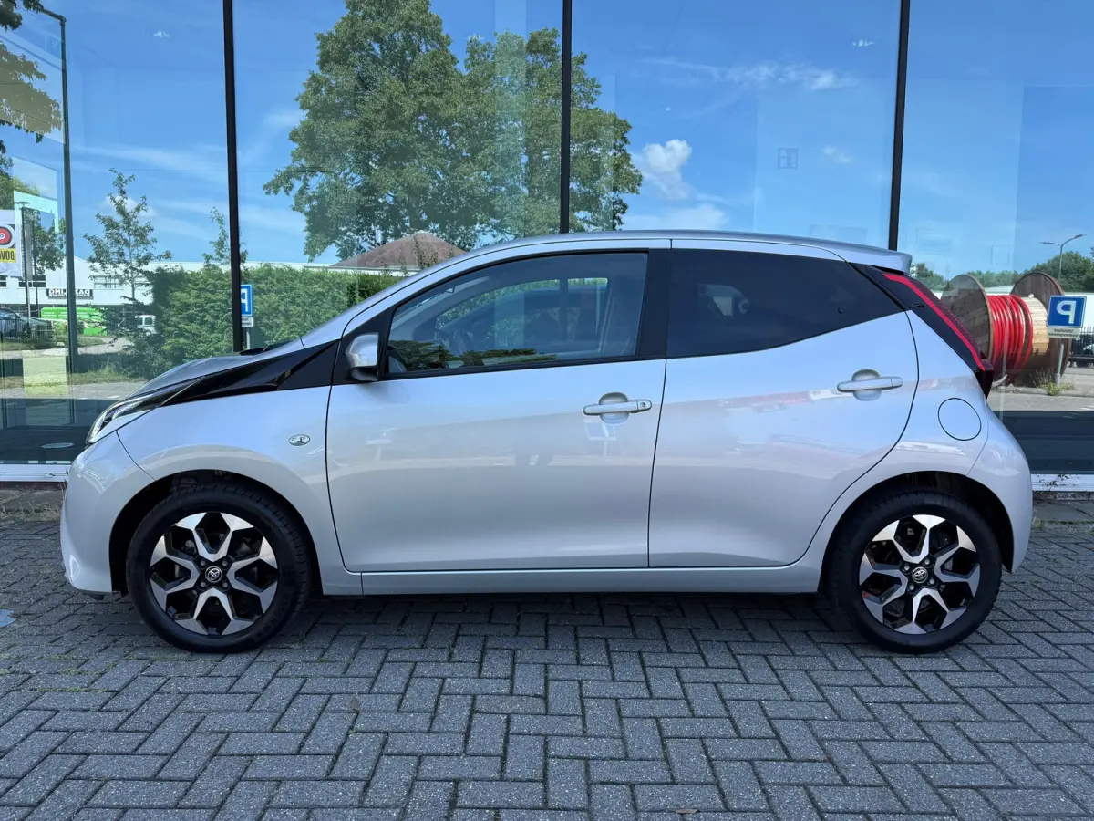 1.0 VVT-i x-joy - Automaat - Climate - Trekhaak - Media - Org.NL