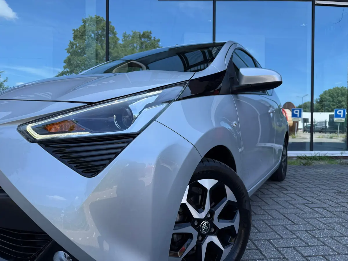 1.0 VVT-i x-joy - Automaat - Climate - Trekhaak - Media - Org.NL