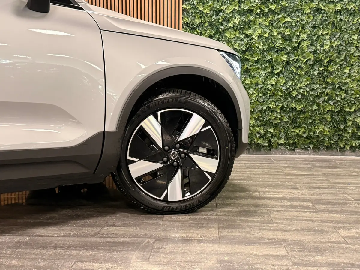 Recharge Single Motor Core 69 kWh | Trekhaak | All Season Banden | Stoel en Stuurwielverwarming | Parkeercamera | Parkeersensoren voor+achter | 19 Inch | Zitting verlenging voorstoelen | Goo