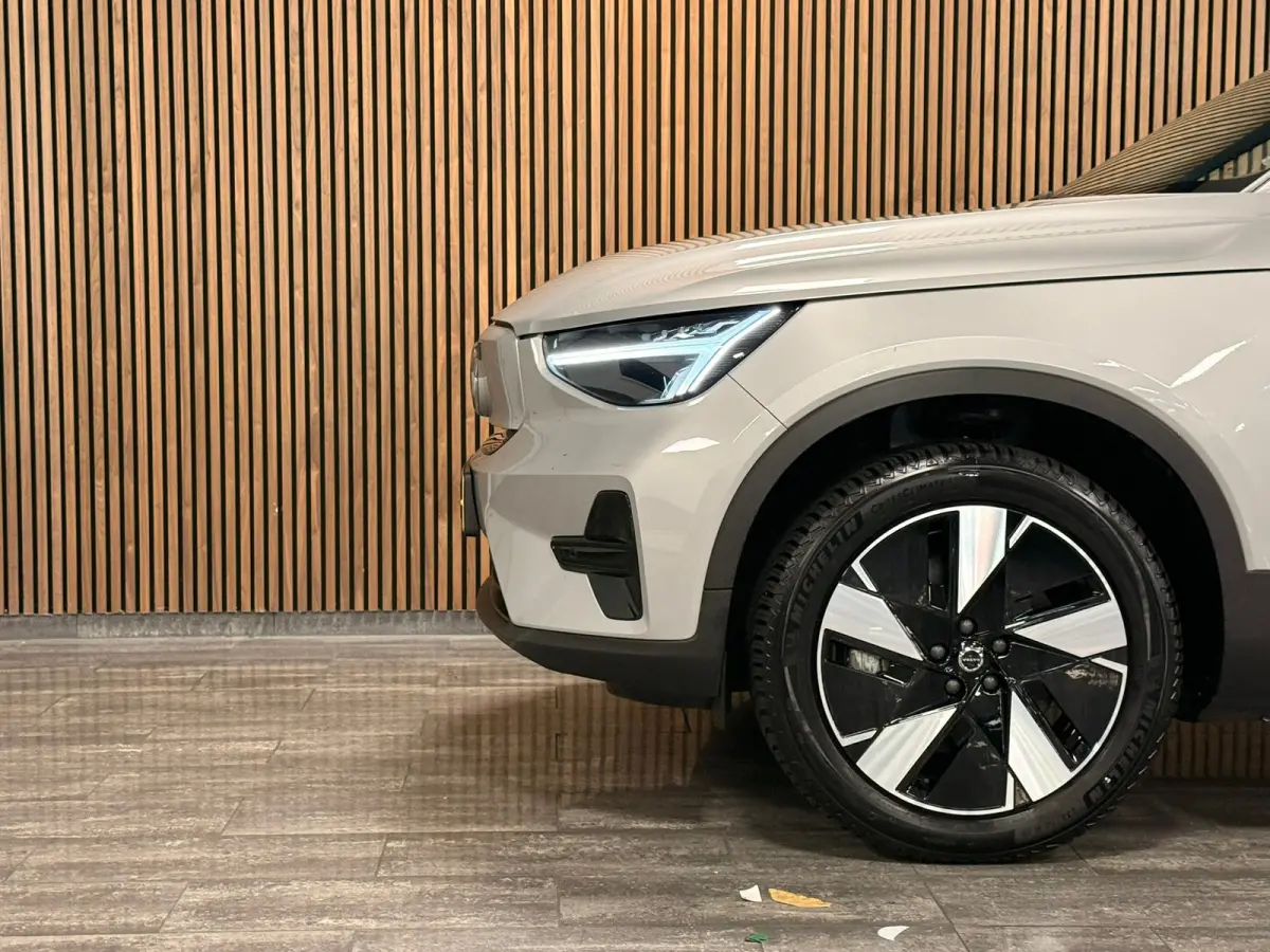 Recharge Single Motor Core 69 kWh | Trekhaak | All Season Banden | Stoel en Stuurwielverwarming | Parkeercamera | Parkeersensoren voor+achter | 19 Inch | Zitting verlenging voorstoelen | Goo