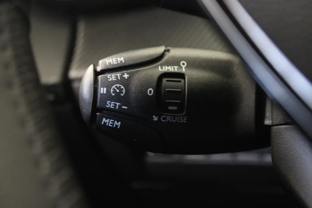 1.2 PureTech 100 Allure |Navi|Camera|