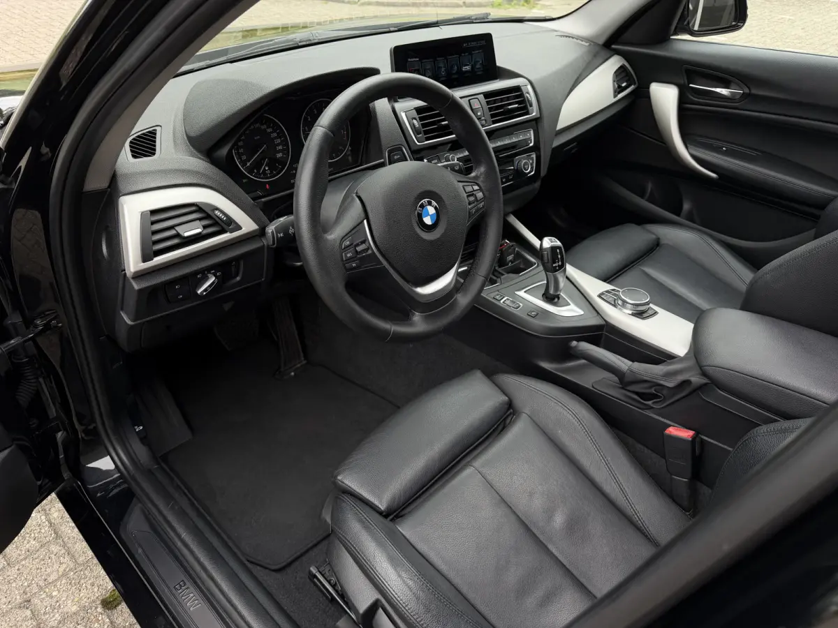 125i Centennial / Automaat / 225PK / Leder / Keyless / Camera / Sensoren V+A /