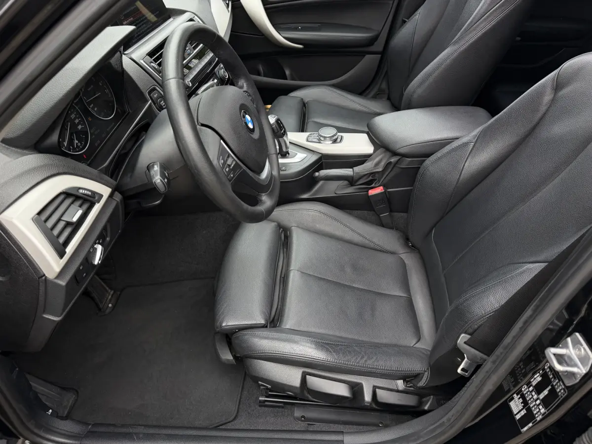 125i Centennial / Automaat / 225PK / Leder / Keyless / Camera / Sensoren V+A /