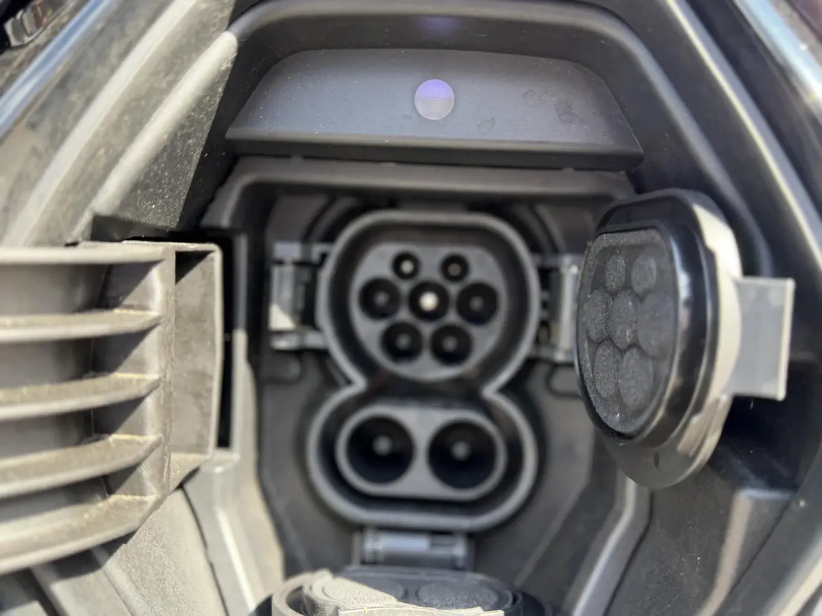 R135 Evolution 52 kWh SOH 95% | 30.000KM | DEALER ONDERHOUDEN| CAMERA | CCS SNELLADER| FULL LED | RIJKLAAR GELEVERD INCL. 12 MND BOVAG GARANTIE| LANE ASSIST|