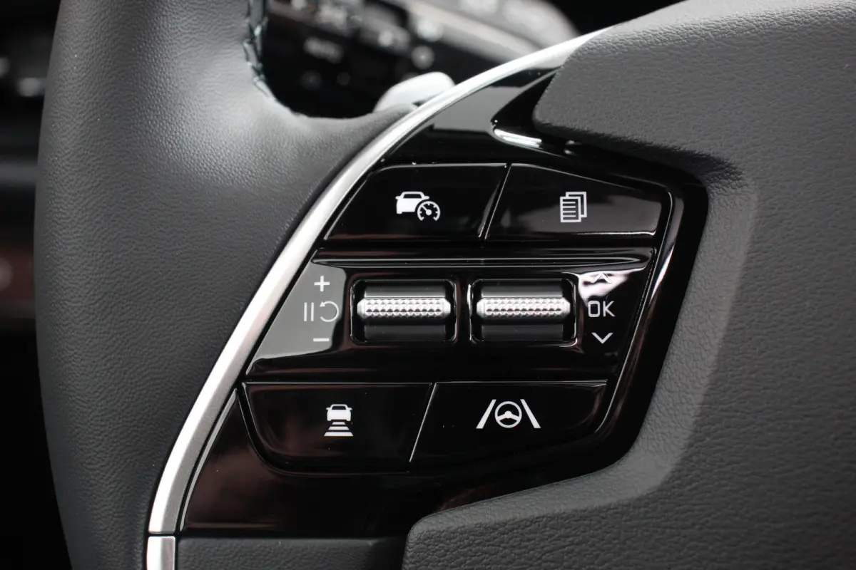 DynamicPlusLine 64.8 kWh Navigatie Half Leder Schuif-kantel dak Electrisch bedienbare achterklep DAB Led Camera Extra Getint Glas Lichtmetalen Velgen