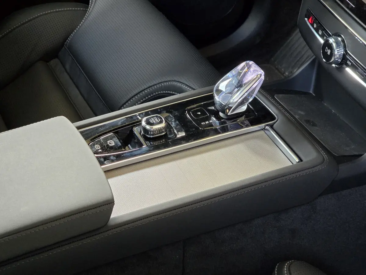 2.0 T8 Plug-in hybrid AWD Ultra Bright Exec. Ed. | Luchtvering | Bowers&Wilkins | Massage/ventilatie | 22" Velgen