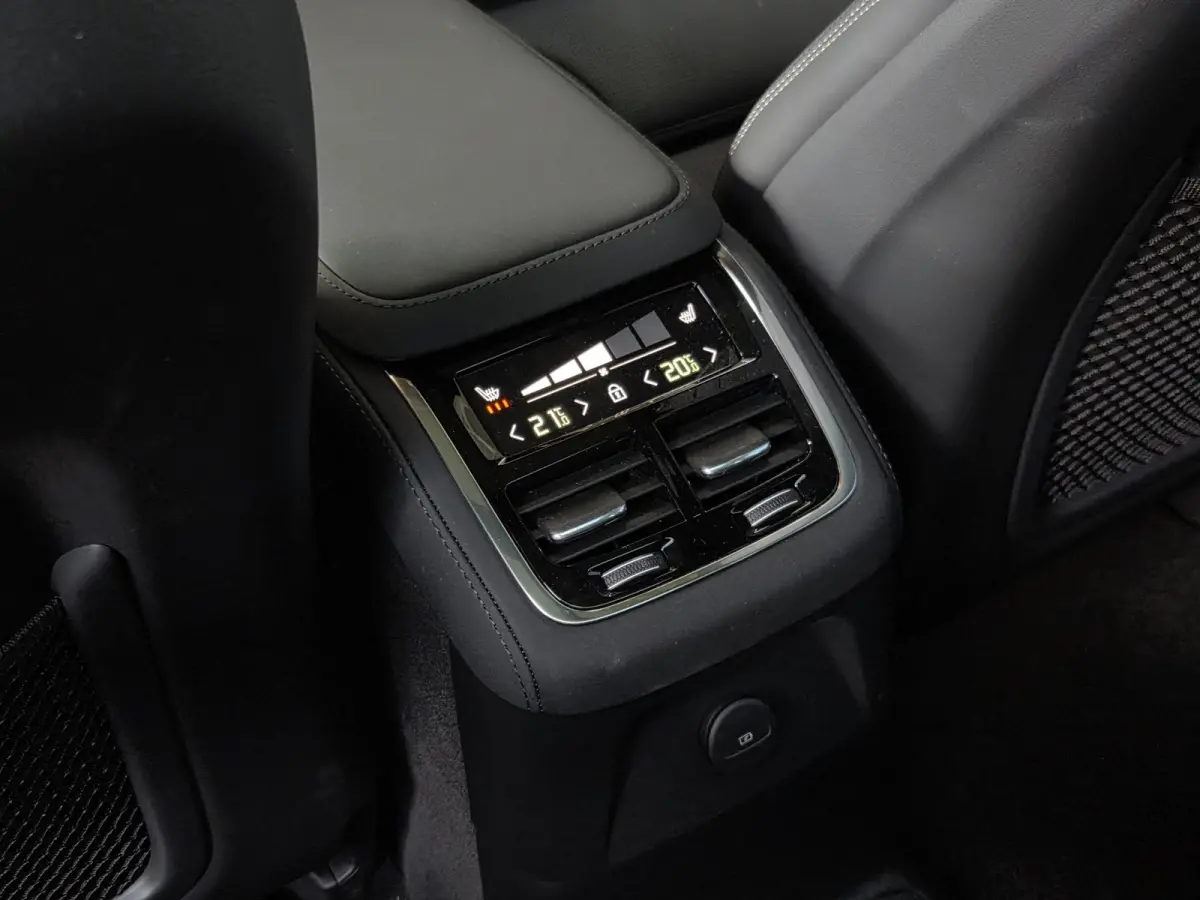 2.0 T8 Plug-in hybrid AWD Ultra Bright Exec. Ed. | Luchtvering | Bowers&Wilkins | Massage/ventilatie | 22" Velgen