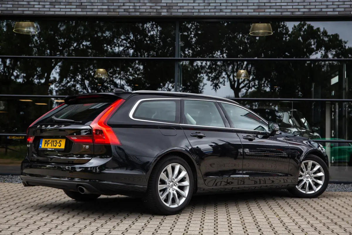 2.0 T5 Momentum , Trekhaak, Adap. cruise, Carplay,