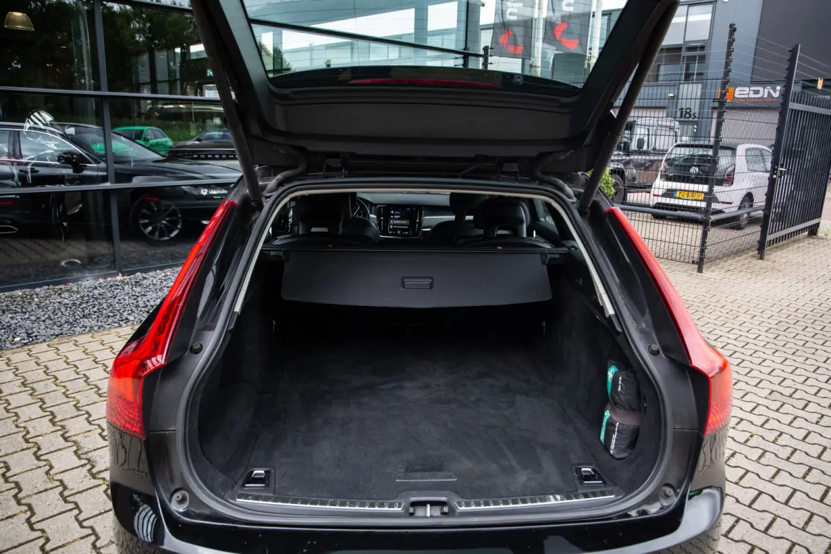 2.0 T5 Momentum , Trekhaak, Adap. cruise, Carplay,