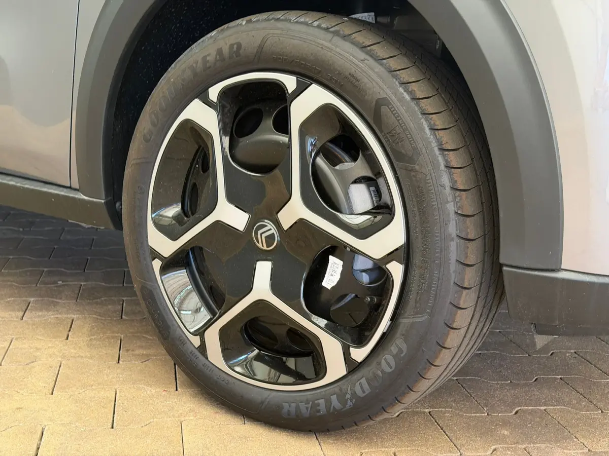 1.2 Turbo 100pk Plus DAB | Parkeersensoren V+A | Airco | 8 jaar Garantie! | Nieuw! | Achterbank in delen neerklapbaar | Airco | Buitenspiegels elektrisch inklapbaar