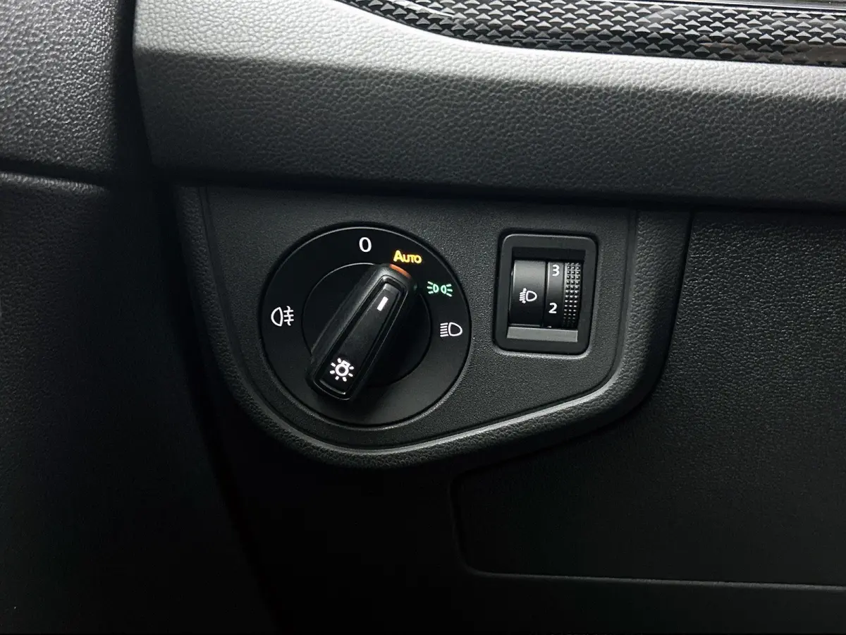 1.0 TSI Life Business | 95 PK | Apple Carplay/Android Auto | Parkeer sensoren voor en achter | Climatronic (automatische airco) | Adaptieve Cruise Control | Stoelverwarming |