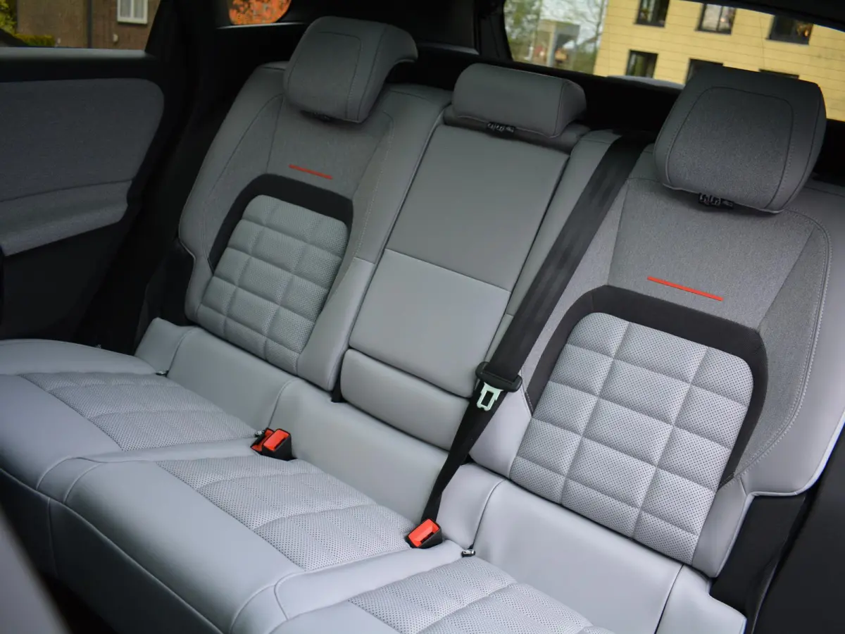1.2 Hybrid 145 Max | Interieur-pakket | Trekhaak | Elektrisch Glazen Panoramadak |