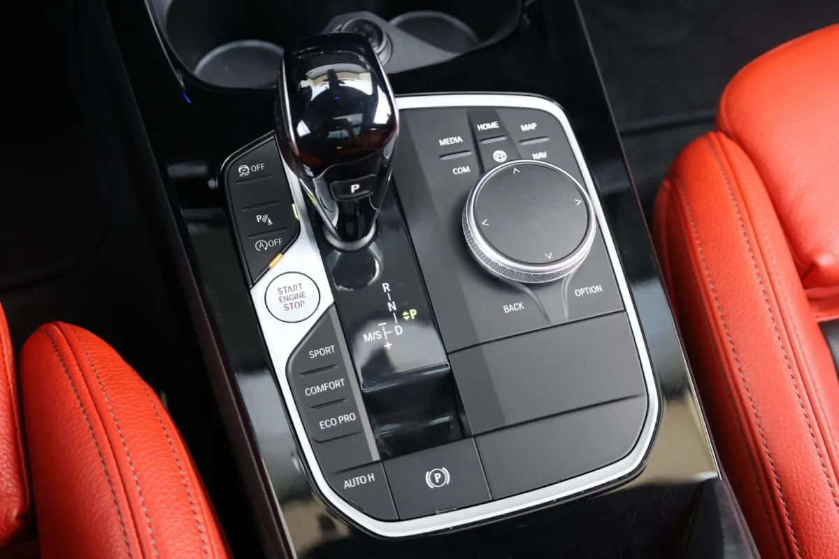 M135i xDrive 306+PK M-PERFORMANCE/LED/VIRTUAL/SFEER/PANO/LEER+S.VERWARMING/LMV/CAM/CRUISE/ECC/12 MND GARANTIE!