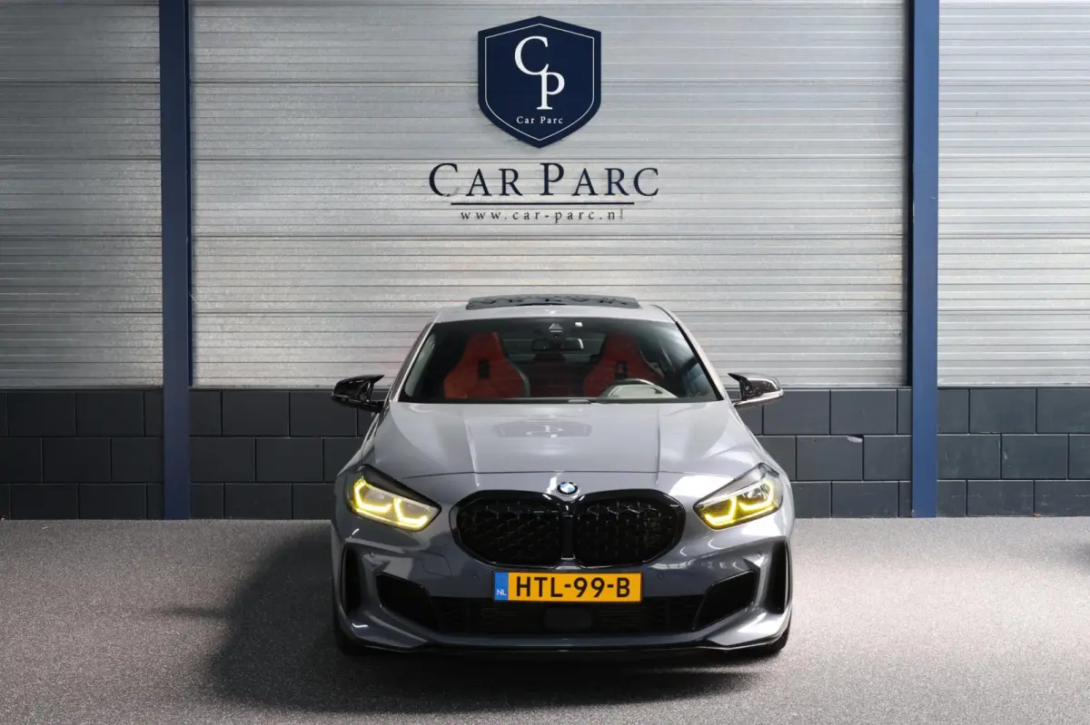 M135i xDrive 306+PK M-PERFORMANCE/LED/VIRTUAL/SFEER/PANO/LEER+S.VERWARMING/LMV/CAM/CRUISE/ECC/12 MND GARANTIE!