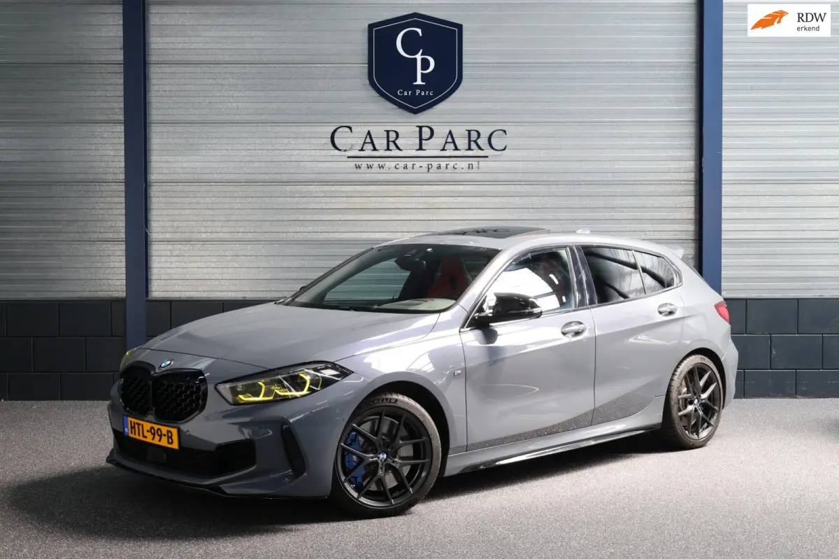 M135i xDrive 306+PK M-PERFORMANCE/LED/VIRTUAL/SFEER/PANO/LEER+S.VERWARMING/LMV/CAM/CRUISE/ECC/12 MND GARANTIE!