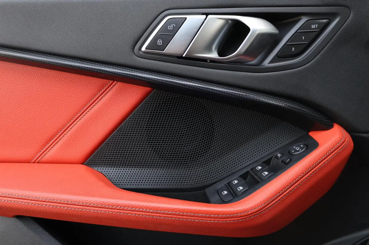 M135i xDrive 306+PK M-PERFORMANCE/LED/VIRTUAL/SFEER/PANO/LEER+S.VERWARMING/LMV/CAM/CRUISE/ECC/12 MND GARANTIE!