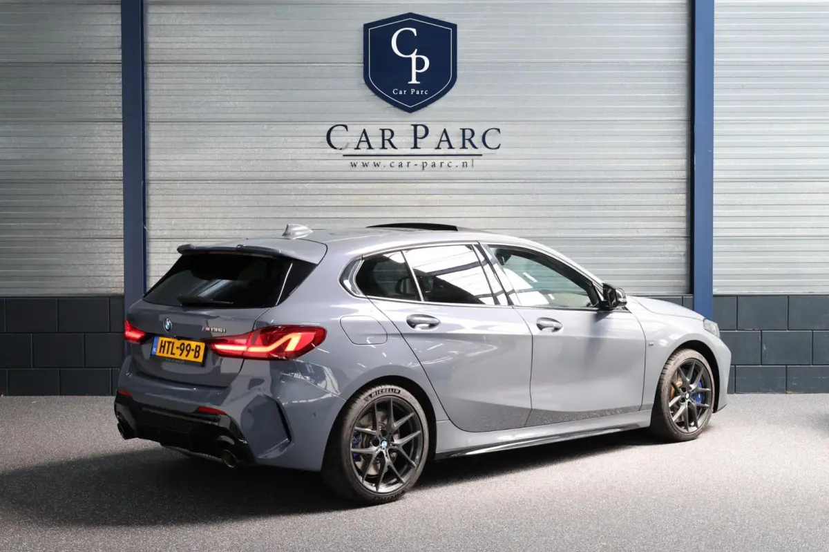 M135i xDrive 306+PK M-PERFORMANCE/LED/VIRTUAL/SFEER/PANO/LEER+S.VERWARMING/LMV/CAM/CRUISE/ECC/12 MND GARANTIE!