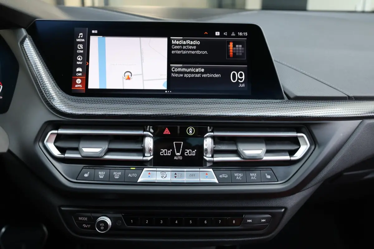 M135i xDrive 306+PK M-PERFORMANCE/LED/VIRTUAL/SFEER/PANO/LEER+S.VERWARMING/LMV/CAM/CRUISE/ECC/12 MND GARANTIE!