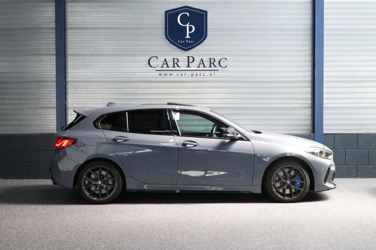 M135i xDrive 306+PK M-PERFORMANCE/LED/VIRTUAL/SFEER/PANO/LEER+S.VERWARMING/LMV/CAM/CRUISE/ECC/12 MND GARANTIE!