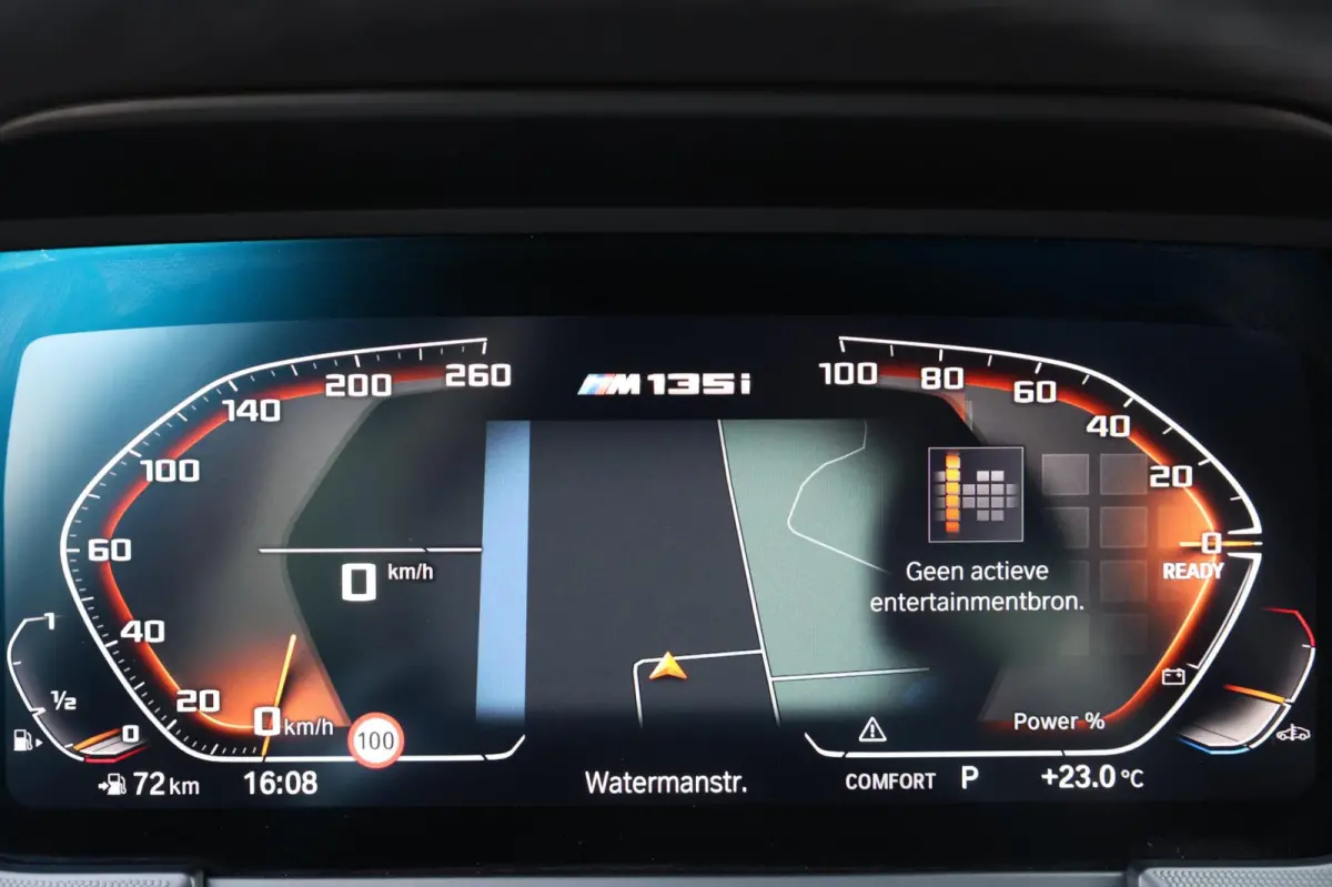 M135i xDrive 306+PK M-PERFORMANCE/LED/VIRTUAL/SFEER/PANO/LEER+S.VERWARMING/LMV/CAM/CRUISE/ECC/12 MND GARANTIE!
