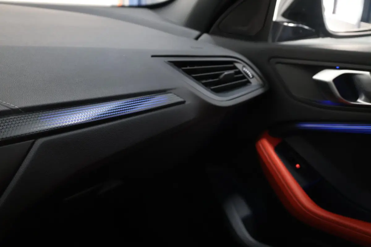 M135i xDrive 306+PK M-PERFORMANCE/LED/VIRTUAL/SFEER/PANO/LEER+S.VERWARMING/LMV/CAM/CRUISE/ECC/12 MND GARANTIE!