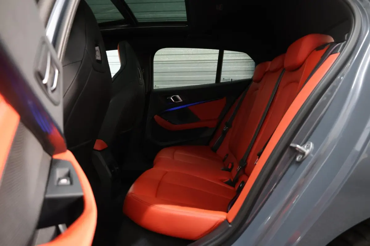M135i xDrive 306+PK M-PERFORMANCE/LED/VIRTUAL/SFEER/PANO/LEER+S.VERWARMING/LMV/CAM/CRUISE/ECC/12 MND GARANTIE!