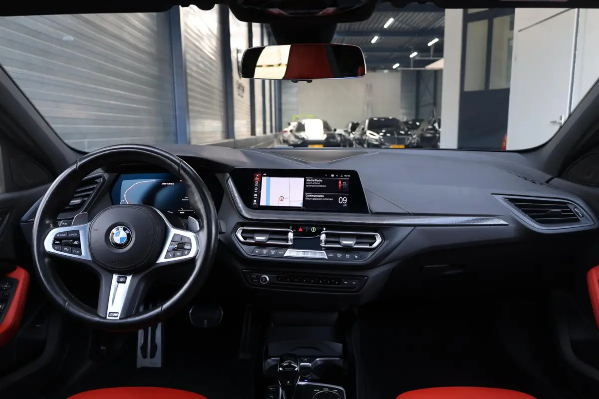 M135i xDrive 306+PK M-PERFORMANCE/LED/VIRTUAL/SFEER/PANO/LEER+S.VERWARMING/LMV/CAM/CRUISE/ECC/12 MND GARANTIE!