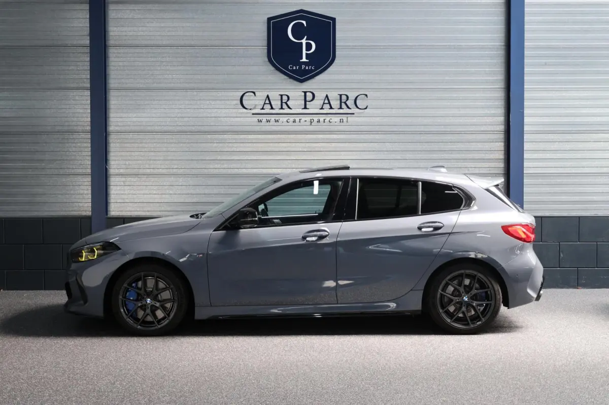 M135i xDrive 306+PK M-PERFORMANCE/LED/VIRTUAL/SFEER/PANO/LEER+S.VERWARMING/LMV/CAM/CRUISE/ECC/12 MND GARANTIE!