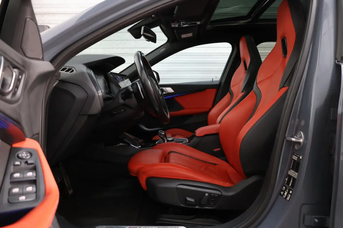 M135i xDrive 306+PK M-PERFORMANCE/LED/VIRTUAL/SFEER/PANO/LEER+S.VERWARMING/LMV/CAM/CRUISE/ECC/12 MND GARANTIE!