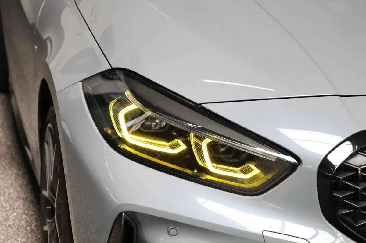 M135i xDrive 306+PK M-PERFORMANCE/LED/VIRTUAL/SFEER/PANO/LEER+S.VERWARMING/LMV/CAM/CRUISE/ECC/12 MND GARANTIE!