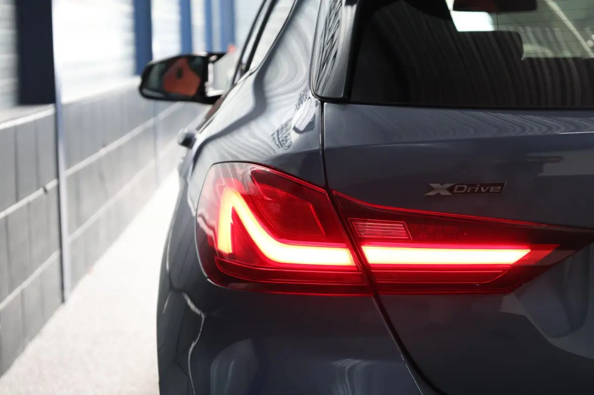 M135i xDrive 306+PK M-PERFORMANCE/LED/VIRTUAL/SFEER/PANO/LEER+S.VERWARMING/LMV/CAM/CRUISE/ECC/12 MND GARANTIE!