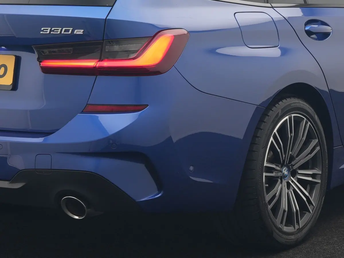 330e xDrive M Sport PHEV 293pk Dealer O.H | Panodak | Head Up | Camera | Laser LED | Lederen Sportstoelen Memory & Verwarmd | Keyless | Cruise Control | BLIS | Apple Carplay | Virtual | Navi